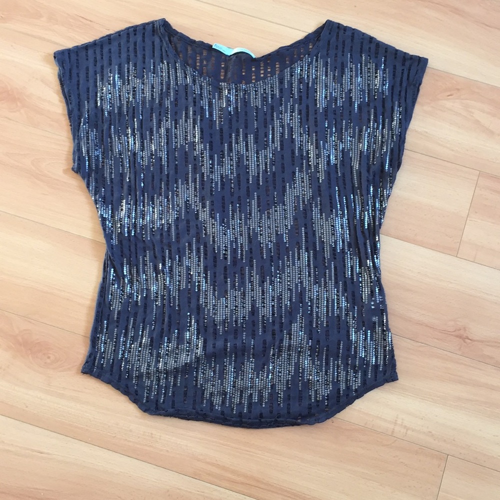 Grey tee shirt with gold design